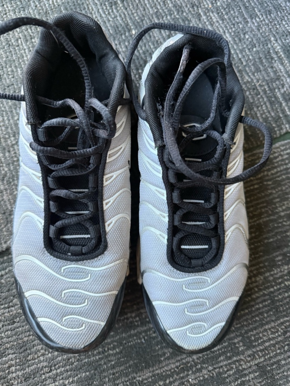 Nike Air Max Plus Black/Metallic Silver Boy youth size 6Y